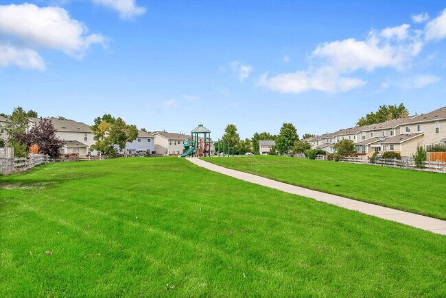Building Photo - $2,550 - 3 Bed, 2 Bath End Unit Townhome w...