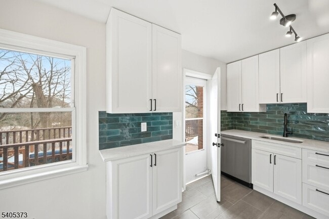 Building Photo - 76 Mt Kemble Ave