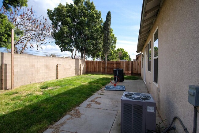 Building Photo - 3 Bedroom 2 bath!