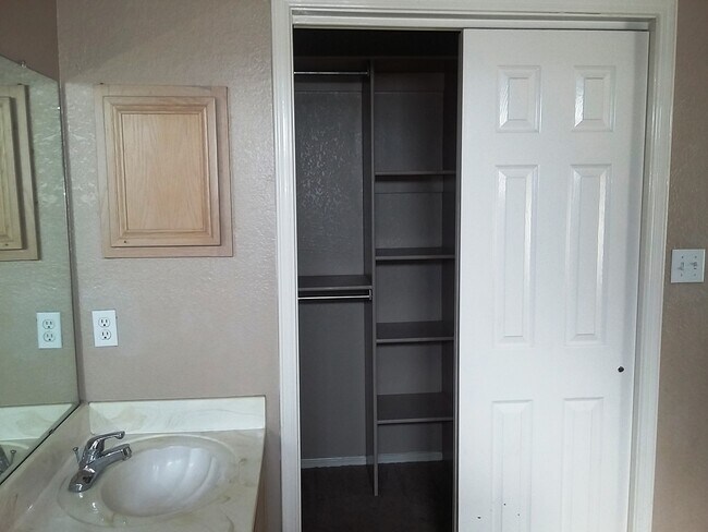 Building Photo - 4 Bedrooms 2 Baths in Santa Teresa