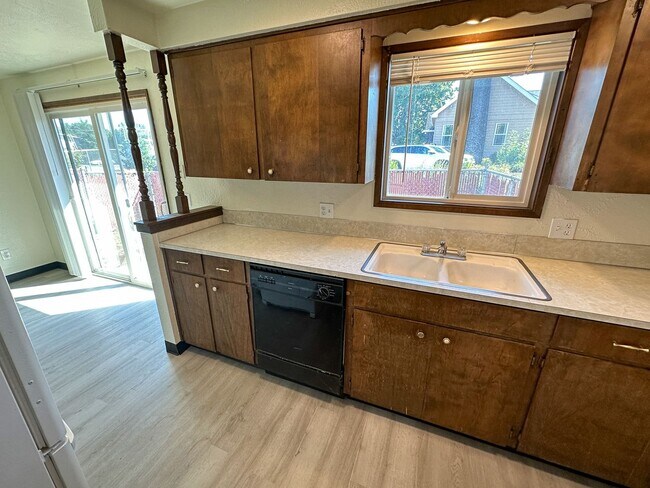 Building Photo - EVERGREEN1574-1594