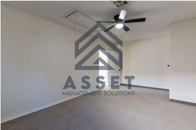 Building Photo - 5 Bedroom House Available Now