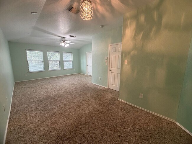 Building Photo - Spacious 3 Bedroom/2.5 Bath Home