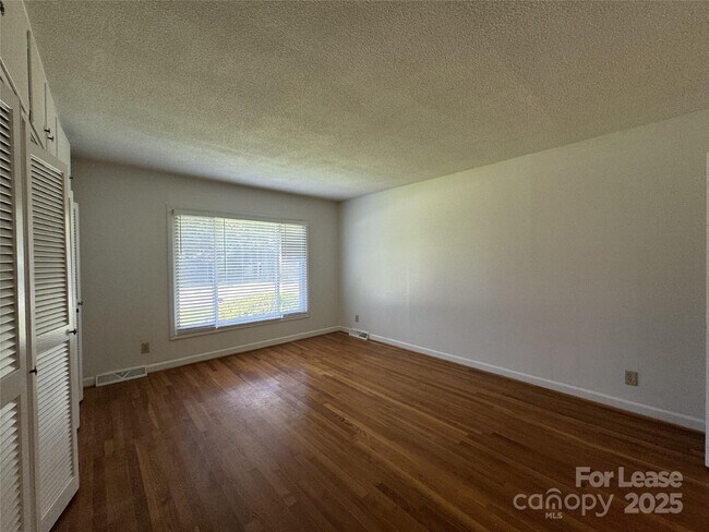 Building Photo - 201 Livingston Dr