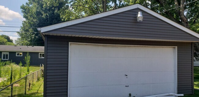 Building Photo - Great single family home!