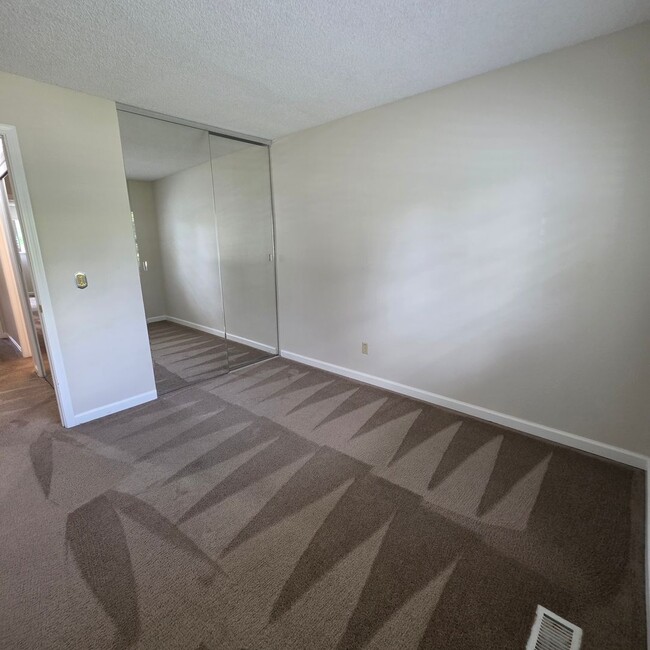 Building Photo - 4BD/2.5BA Single Story, Court Location on Walnut Creek Border