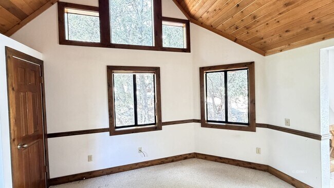 Building Photo - Large 3 Bedroom, 3 Bath Rental with Garage and Bonus Room