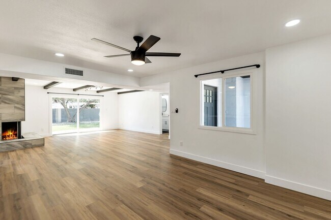 Building Photo - Remodeled 3 Bed 2 Bath 2 Car Garage Unfurnished 12 month lease with bonus room and AC in 2 car ga...