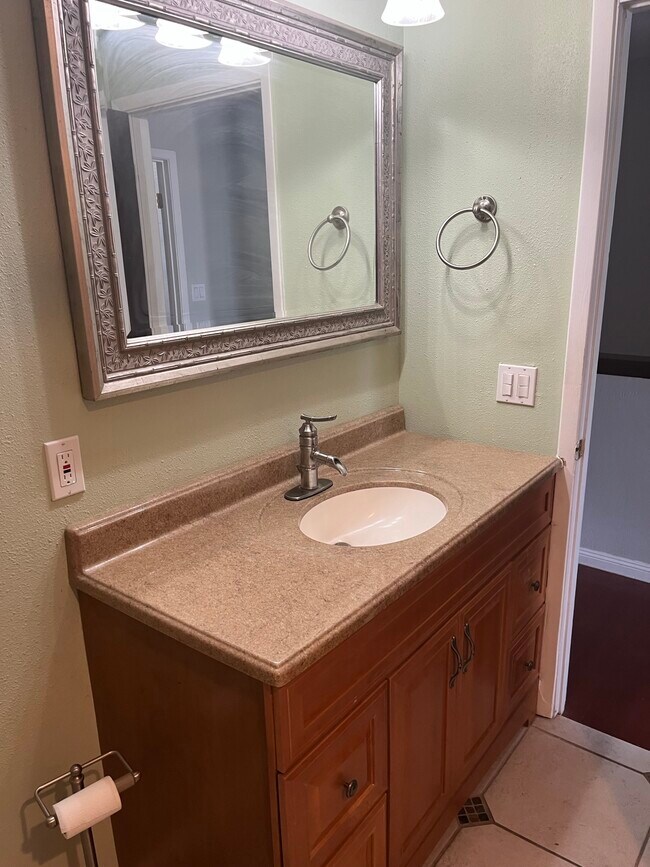 Building Photo - 138 Scottwood Dr SE