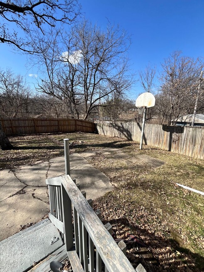 Building Photo - Stunning 4 Bed Home West of Drake