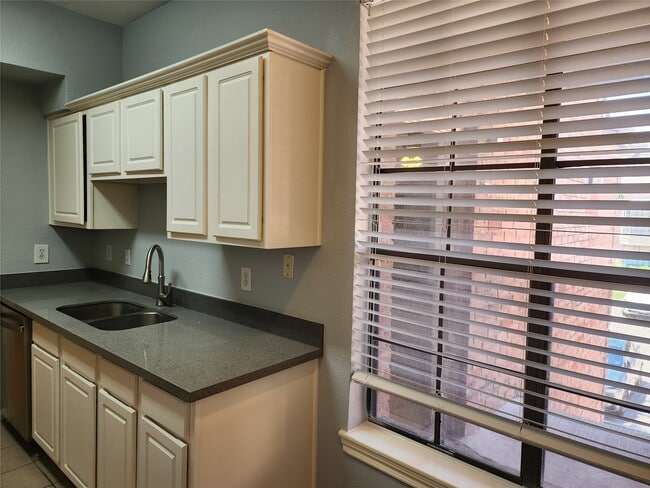 Building Photo - 2255 Braeswood Park Dr