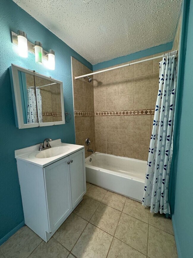 Building Photo - Coming Soon: 3 Bedroom Home Near Zoo & Parks!