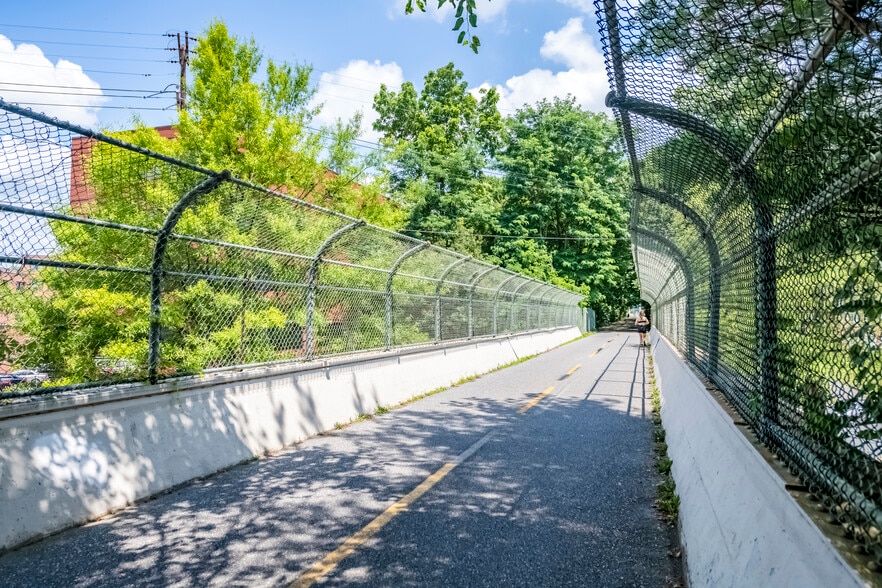 Building Photo - 4535 Avondale St