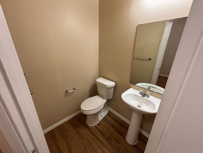 Building Photo - Fantastic 2-Story Townhome with 1-Car Gara...