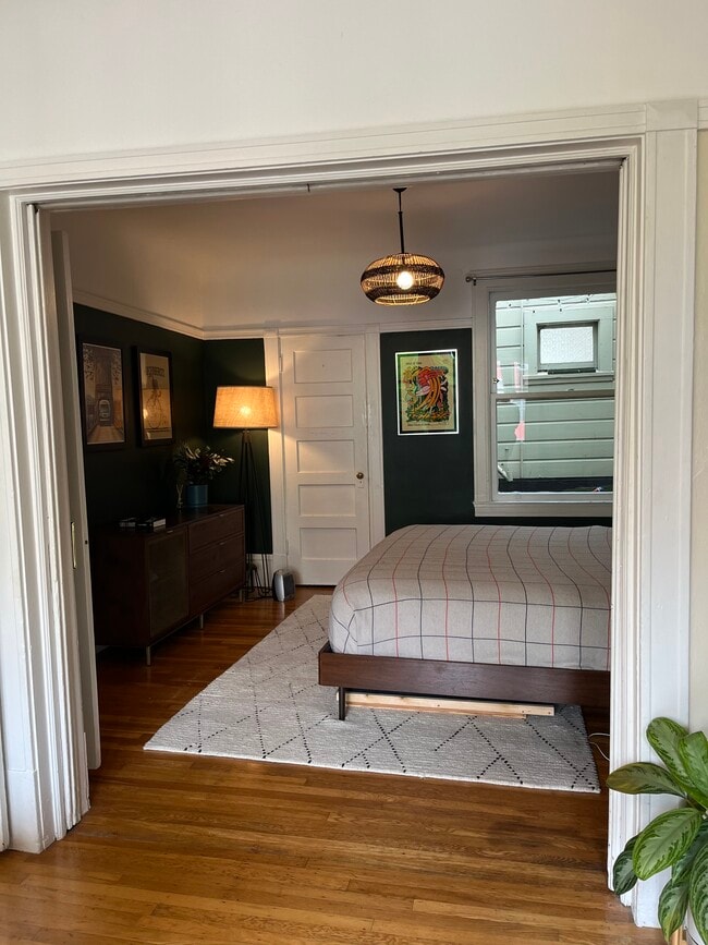 Building Photo - 19 Sharon St