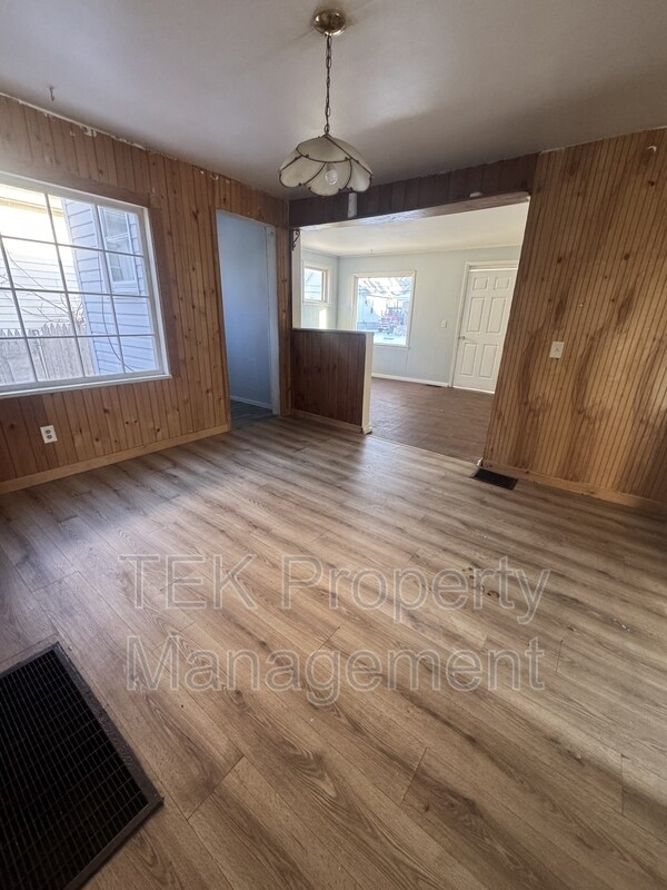 Building Photo - 8 Laurel St