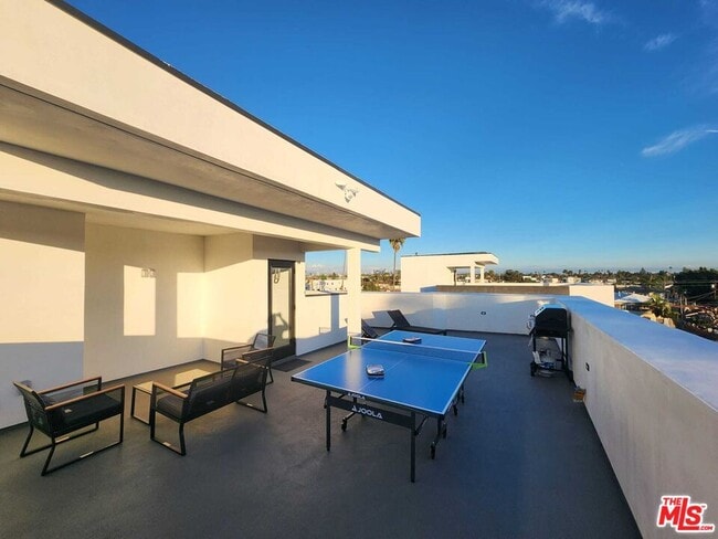 Building Photo - 2034 S Curson Ave