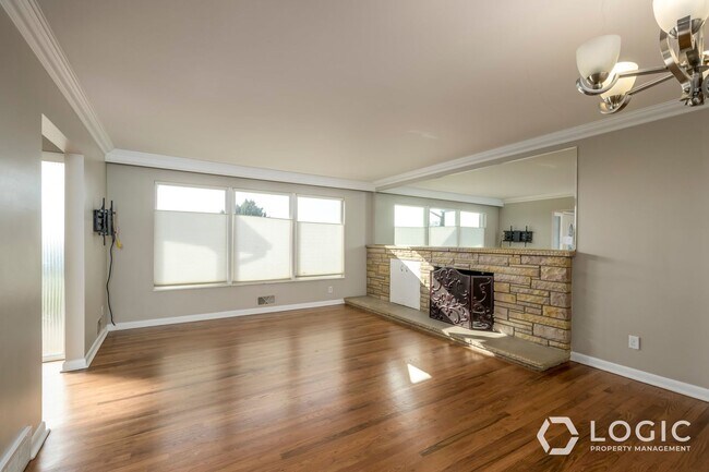 Building Photo - 195 E Roundtoft Dr