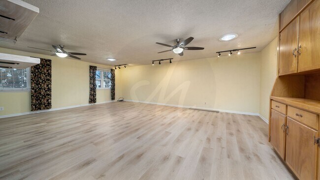 Building Photo - Fantastic 3 Bedroom, 1 level living near F...