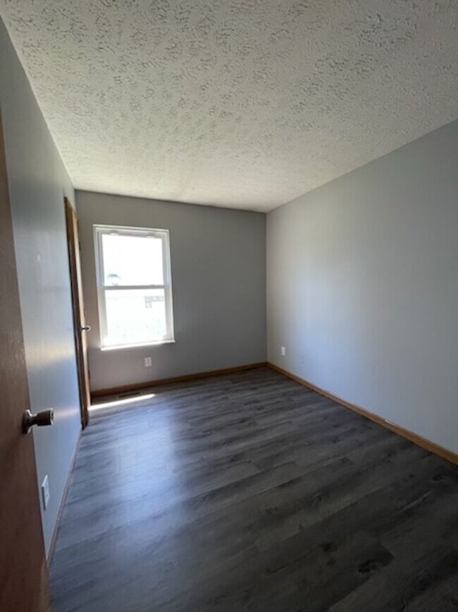 Building Photo - Beautiful 3 bed home 2 bath house w/ attac...