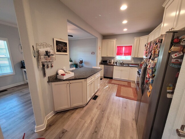 Building Photo - Beautiful & Spacious 4 bedroom, 2.5 bath h...