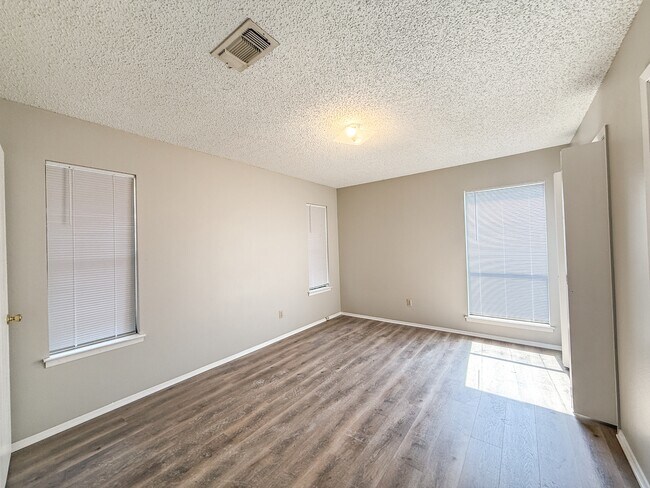 Building Photo - 607 Frostwood Dr