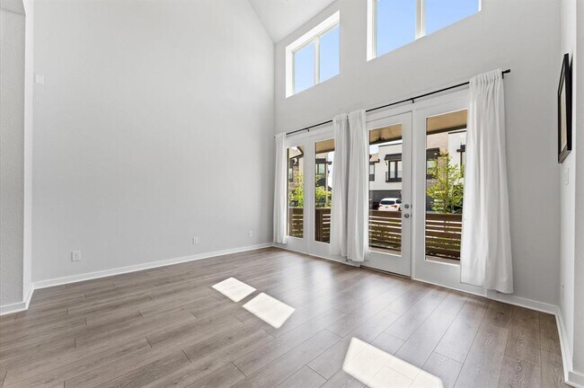 Building Photo - 16514 Lake Austin St