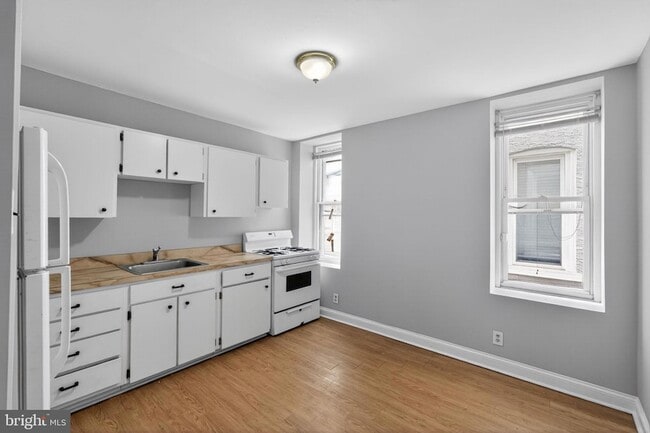 Building Photo - 4332 Mitchell St