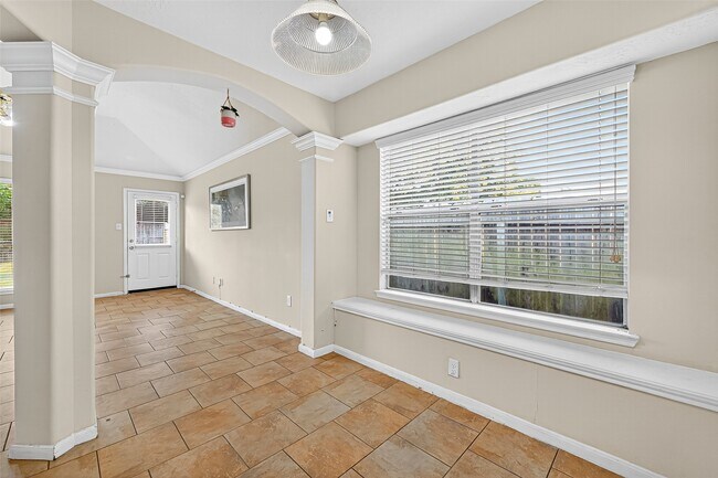 Building Photo - 15242 Kingsbridge Way