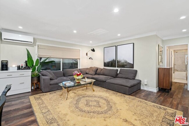 Building Photo - 960 Larrabee St