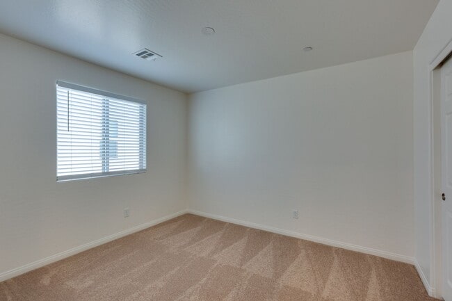 Building Photo - Gorgeous one story 4 bedroom 2 Bathroom Ho...