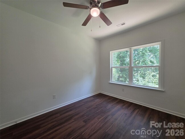 Building Photo - 595 Foxwood Dr SE