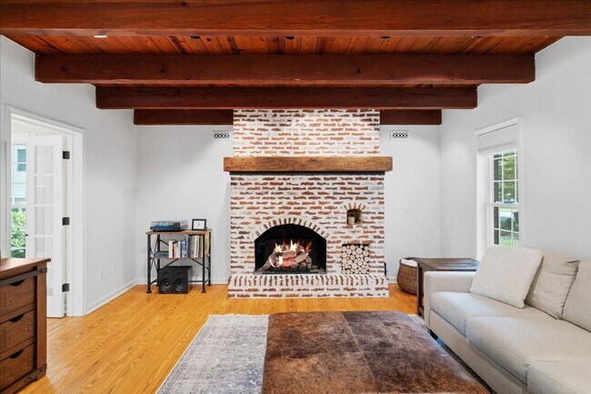 Building Photo - Spacious Home with Fenced Yard Exclusive Access to Hethwood Amenities