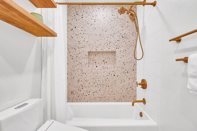 Building Photo - 745 Main St