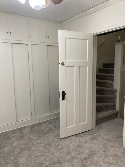 Stairway bedroom - 3907 Peters Ave