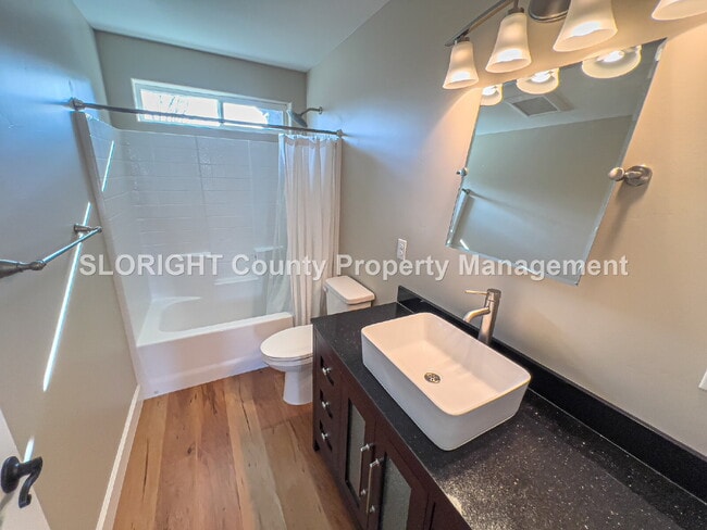 Building Photo - AVAILABLE NOW - Spacious Home Close to Downtown Paso Robles - 3 Bed / 2.5 Bath