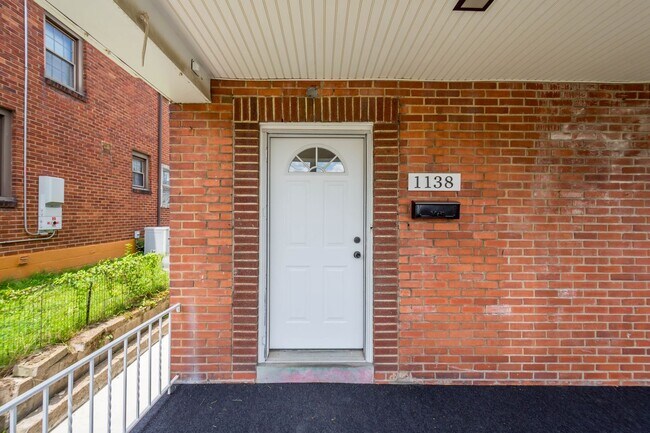 Building Photo - Newly renovated 3 bedroom home in McKees Rocks available now!