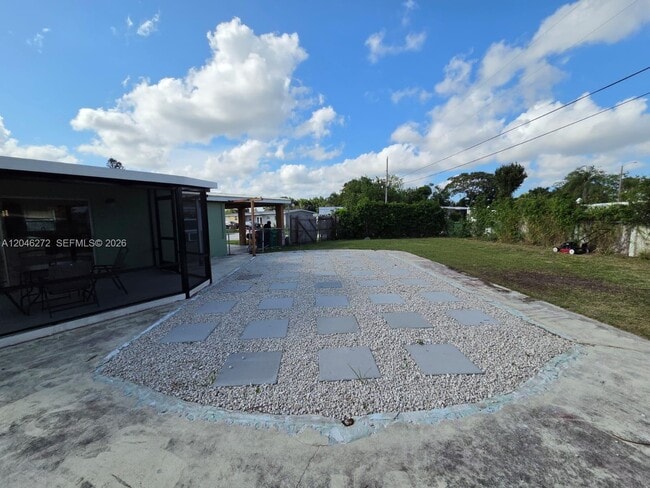 Building Photo - 305 SE Airoso Blvd