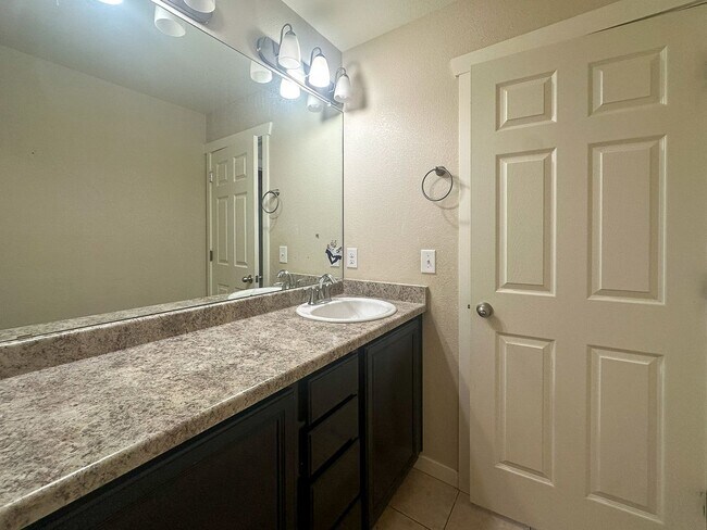Building Photo - This 4bd home is waiting for you!