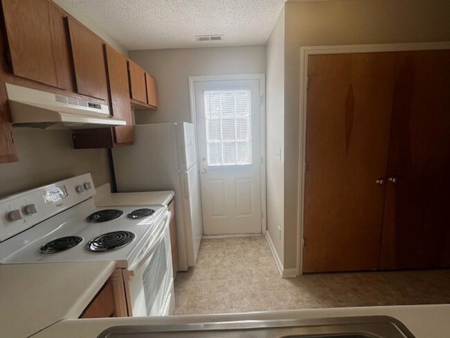 Building Photo - Spacious North Raleigh Townhouse! Pool! Lo...