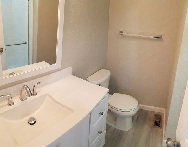 Building Photo - Freshly Remodeled 4-Bedroom House w/ Private Yard in Oakland