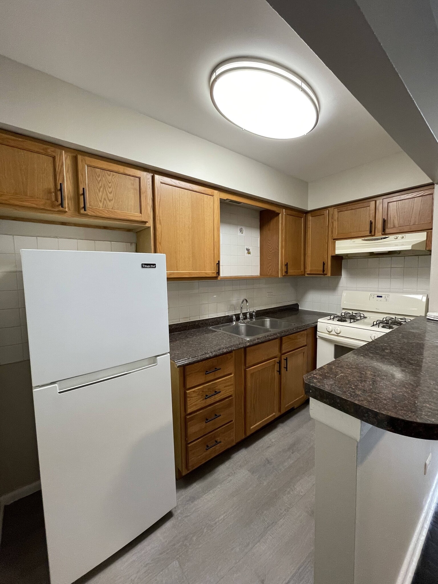 Building Photo - 565 Sidney Ave