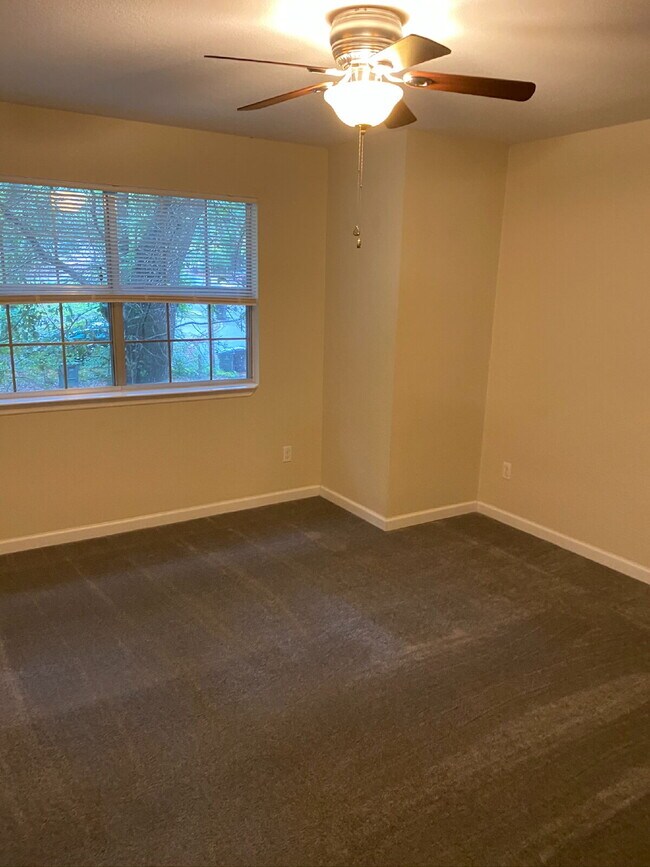 Building Photo - Gorgeous Two Bedroom With Fireplace & Vaulted Ceilings!