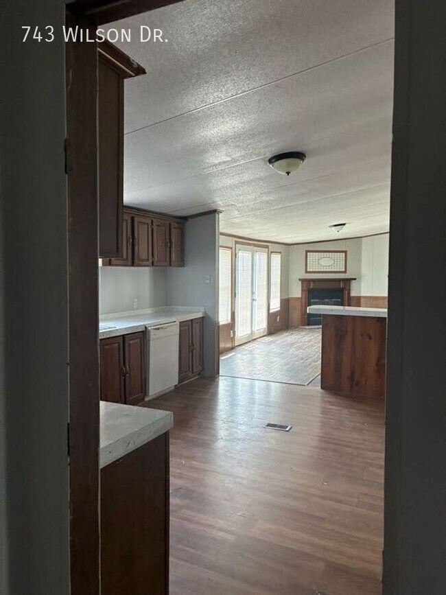 Building Photo - 743 Wilson Dr