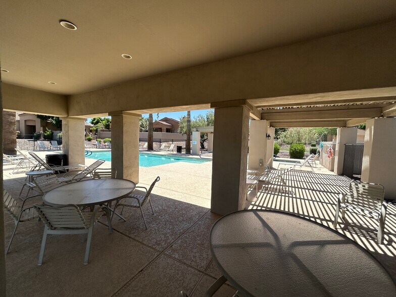 Building Photo - 2041 E Fawn Dr