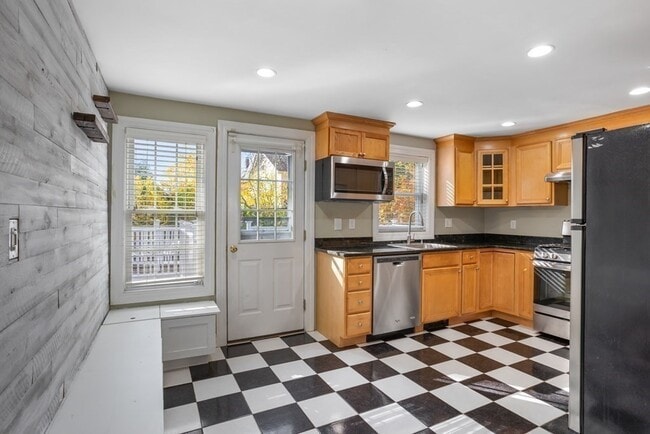 Building Photo - 140 Lowell St