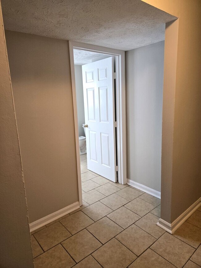 Building Photo - Spacious Split Level In Gainesway   20260501