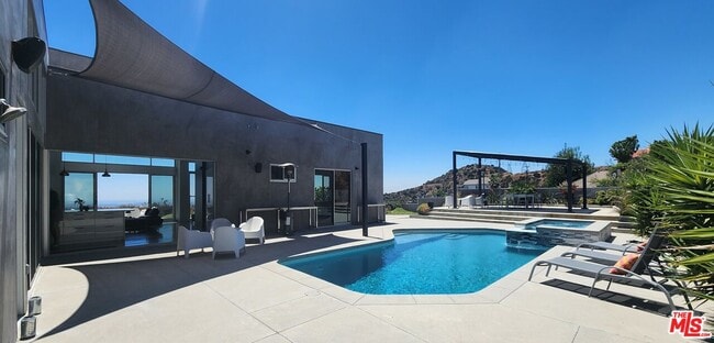 Building Photo - 1565 Glen Oaks Blvd