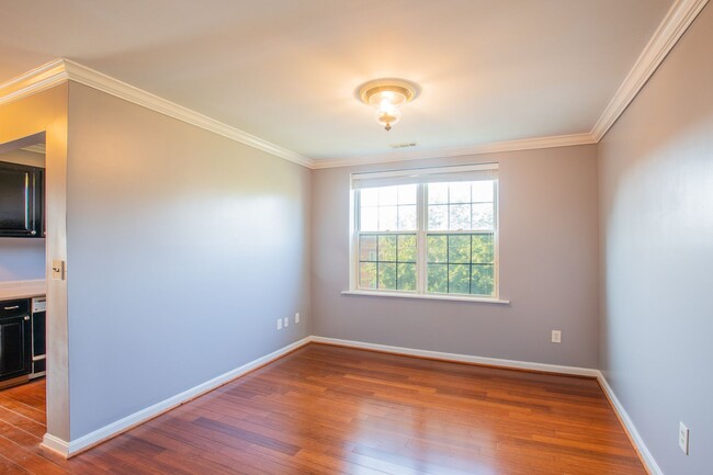 Building Photo - Lovely 2 BR/2 BA Top-Floor Apartment in Ma...