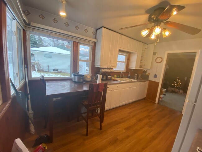 Building Photo - AVAILABLE JUNE - 5 Bed/2 Bath Home Close To Campus!